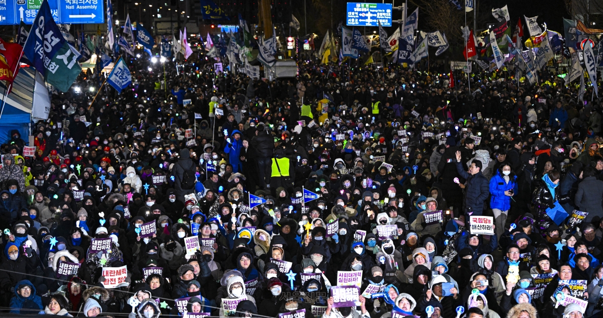 12·3 비상계엄 1주년인 3일 서울 여의도 국회 앞에서 열린 ‘12·3 내란외환 청산과 종식, 사회대개혁 시민대행진’에 참석한 시민들이 응원봉을 들고 있다. 2025.12.3 이지훈 기자