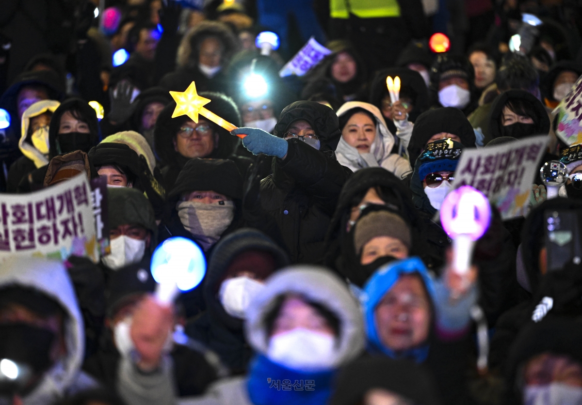 12·3 비상계엄 1주년인 3일 서울 여의도 국회 앞에서 열린 ‘12·3 내란외환 청산과 종식, 사회대개혁 시민대행진’에 참석한 시민들이 응원봉을 들고 있다. 2025.12.3 이지훈 기자