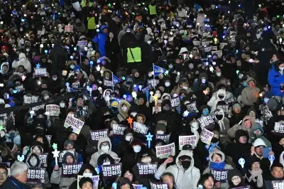 “내란세력 완전 청산”… ‘계엄 1년’ 맞아 다시 응원봉 든 시민들