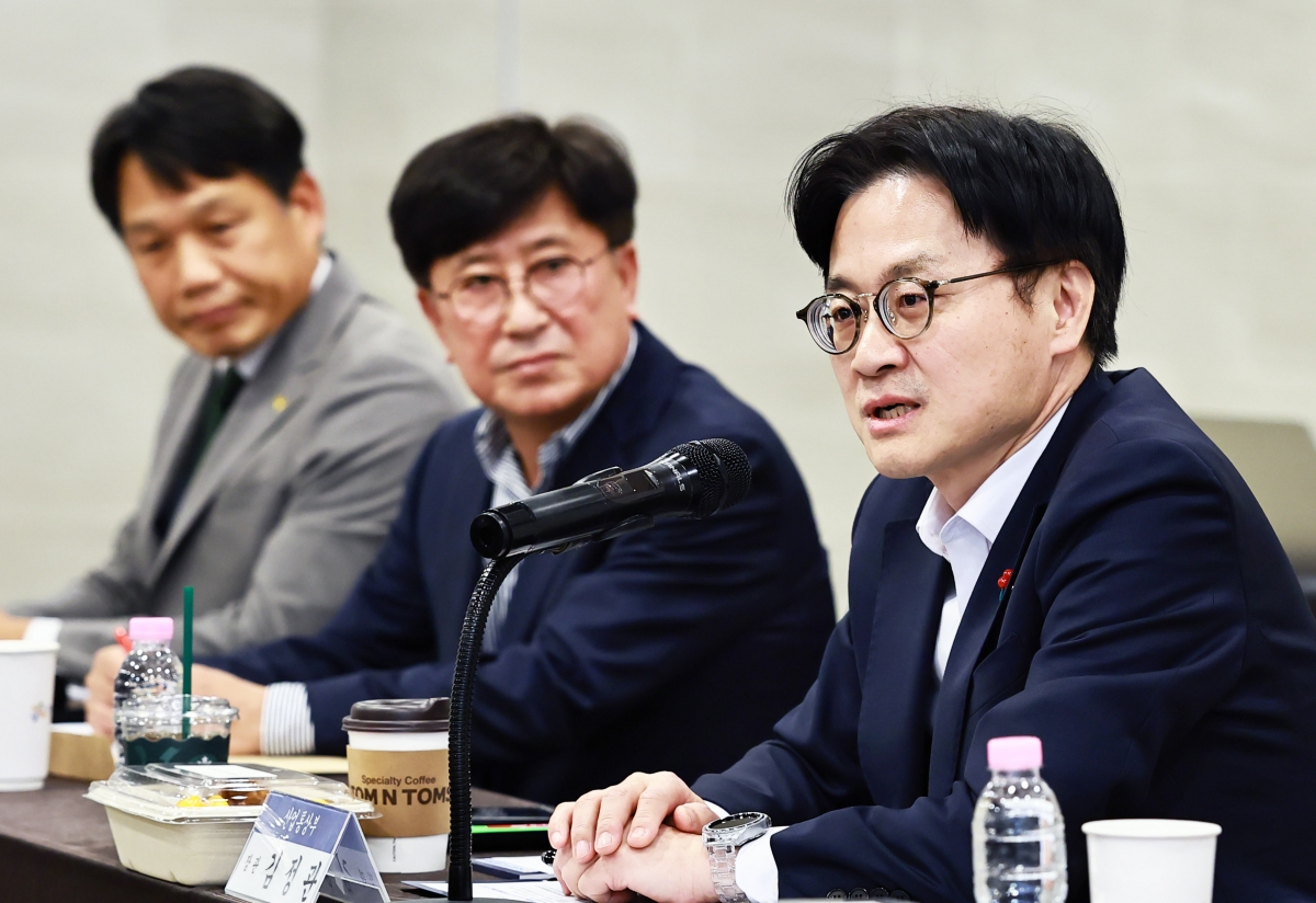 김정관 장관, 석유화학·철강산업 생태계 유관 기업 간담회