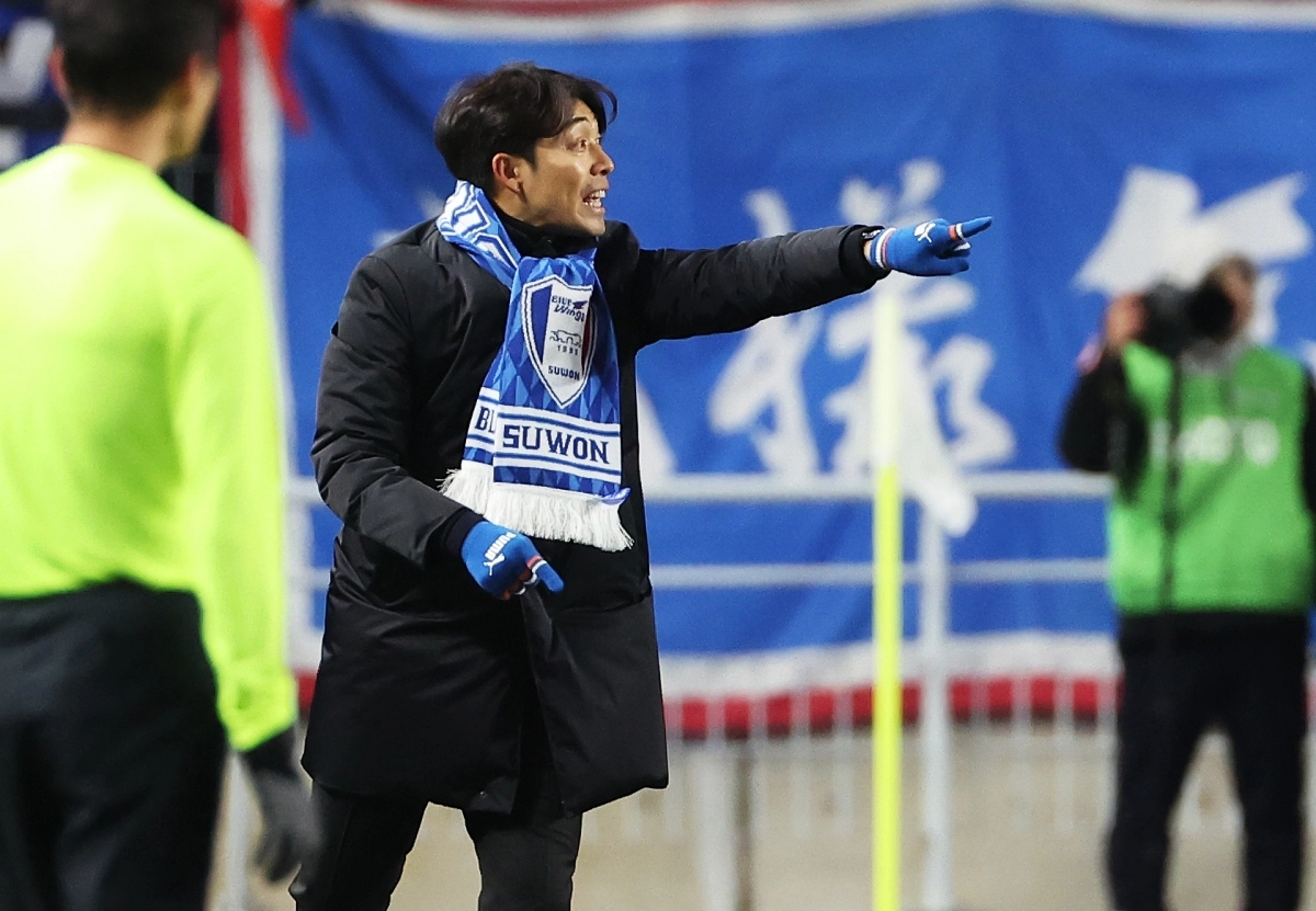 변성환 수원 삼성 감독이 3일 수원월드컵경기장에서 열린 2025 K리그 승강 플레이오프 1차전 제주 SK와의 홈 경기에서 작전을 지시하고 있다. 연합뉴스