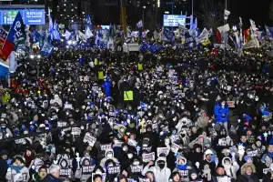 thumbnail - ‘비상계엄 1년’ 국회 앞 1만 응원봉…“계몽절” 맞불집회도