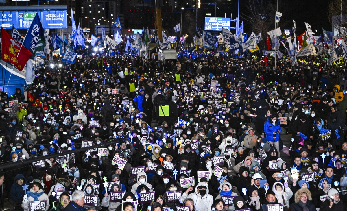 12·3 비상계엄 1주년인 3일 서울 여의도 국회 앞에서 열린 ‘12·3 내란외환 청산과 종식, 사회대개혁 시민대행진’에 참석한 시민들이 응원봉을 들고 있다. 2025.12.3 이지훈 기자