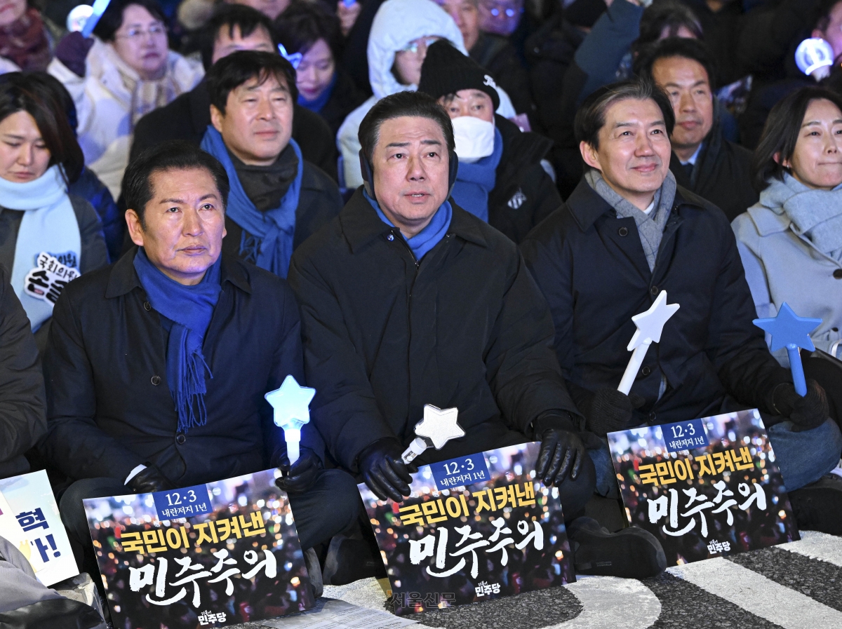 정청래(왼쪽부터) 더불어민주당 대표, 김병기 원내대표, 조국 조국혁신당 대표가 12·3 비상계엄 1주년인 3일 서울 여의도 국회 앞에서 열린 ‘12·3 내란외환 청산과 종식, 사회대개혁 시민대행진’에 참석해 있다. 2025.12.3 이지훈 기자