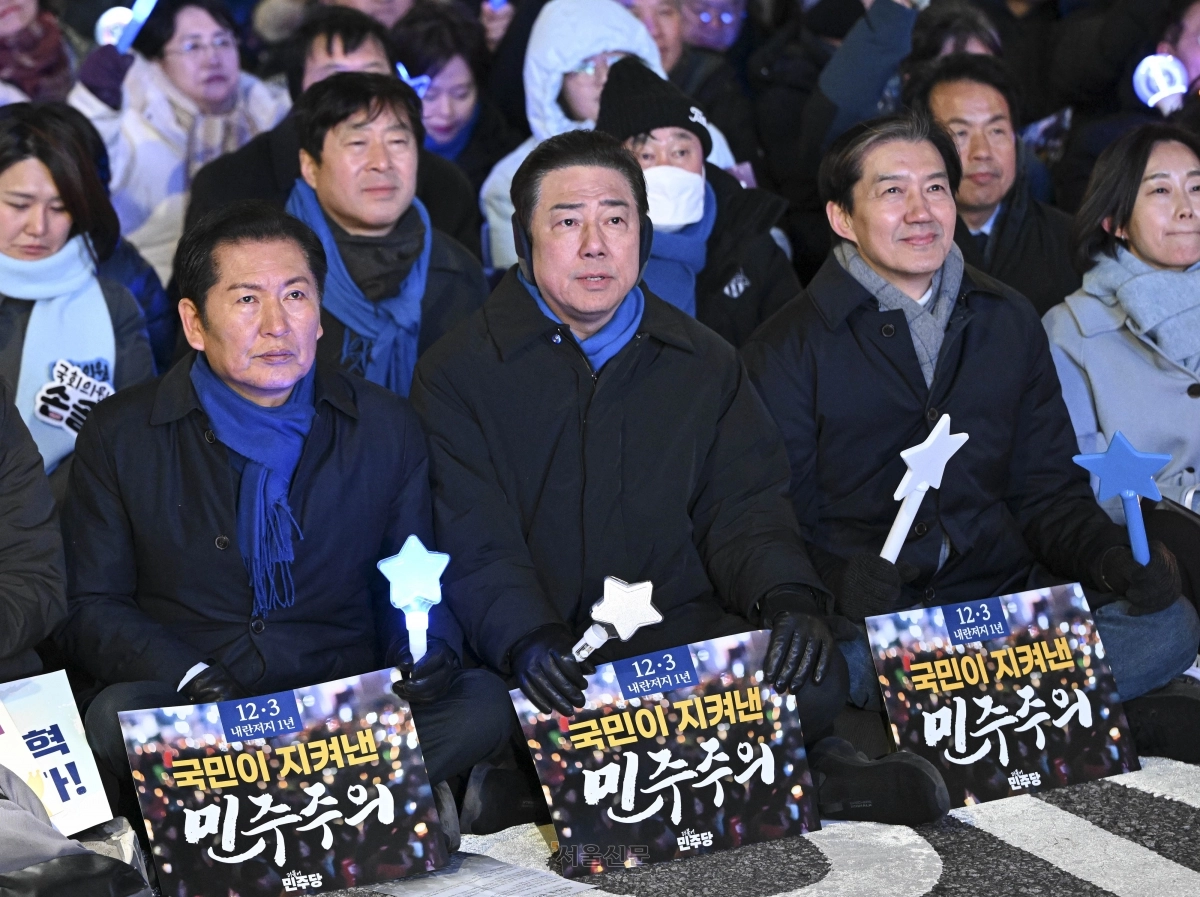 정청래(왼쪽부터) 더불어민주당 대표, 김병기 원내대표, 조국 조국혁신당 대표가 12·3 비상계엄 1주년인 3일 서울 여의도 국회 앞에서 열린 ‘12·3 내란외환 청산과 종식, 사회대개혁 시민대행진’에 참석해 있다. 2025.12.3 이지훈 기자