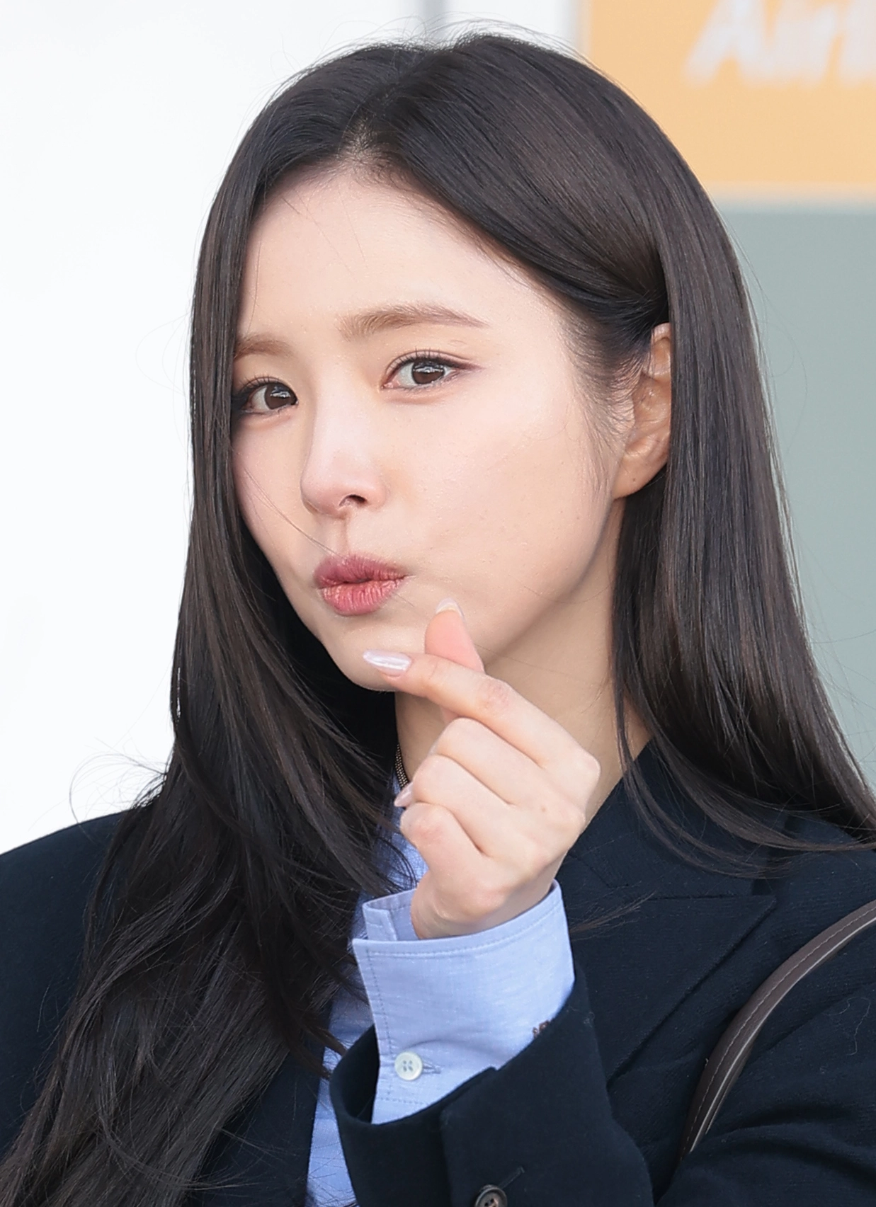 배우 신세경이 해외 일정을 위해 3일 인천국제공항을 통해 이탈리아 로마로 출국하고 있다. 2025.12.3.<br>뉴스1
