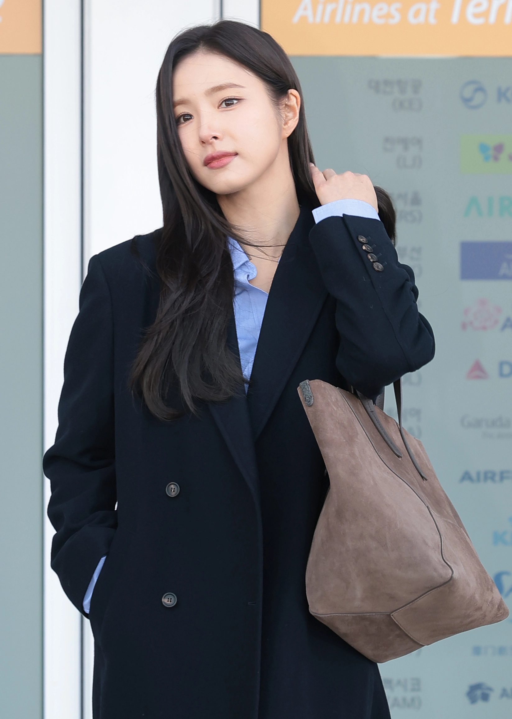 배우 신세경이 해외 일정을 위해 3일 인천국제공항을 통해 이탈리아 로마로 출국하고 있다. 2025.12.3.<br>뉴스1