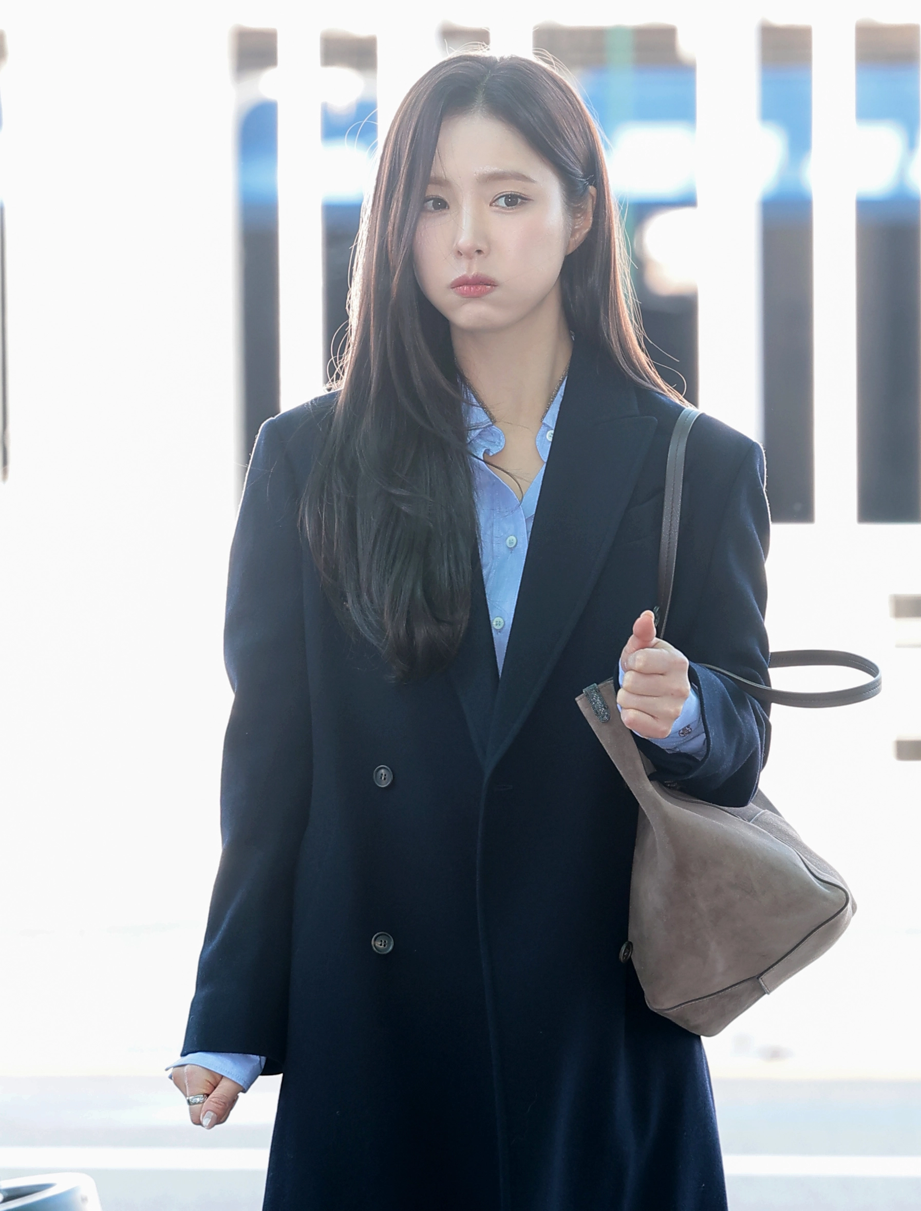 배우 신세경이 해외 일정을 위해 3일 인천국제공항을 통해 이탈리아 로마로 출국하고 있다. 2025.12.3.<br>뉴스1