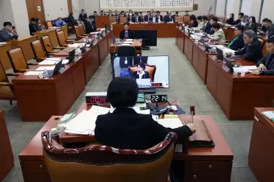 법사위, 내란재판부·법왜곡죄법 등 與주도 통과… 野 “위헌적 법안”