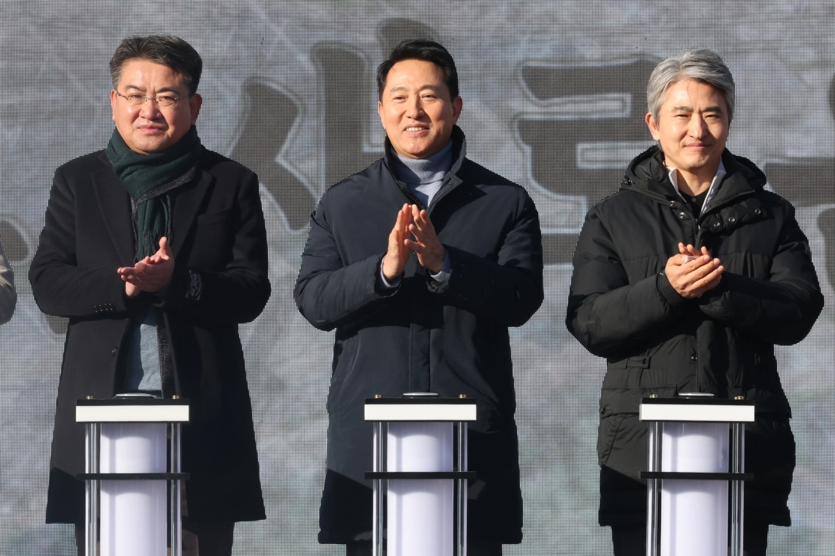 3일 서울 노원구 서울교통공사 창동차량기지에서 열린 진접차량기지 시험운행 개시 기념행사에서 오세훈(가운데) 서울시장, 오승록(왼쪽) 노원구청장, 김인제 서울시의회 부의장 등이 세리머니에 참여했다. 연합뉴스