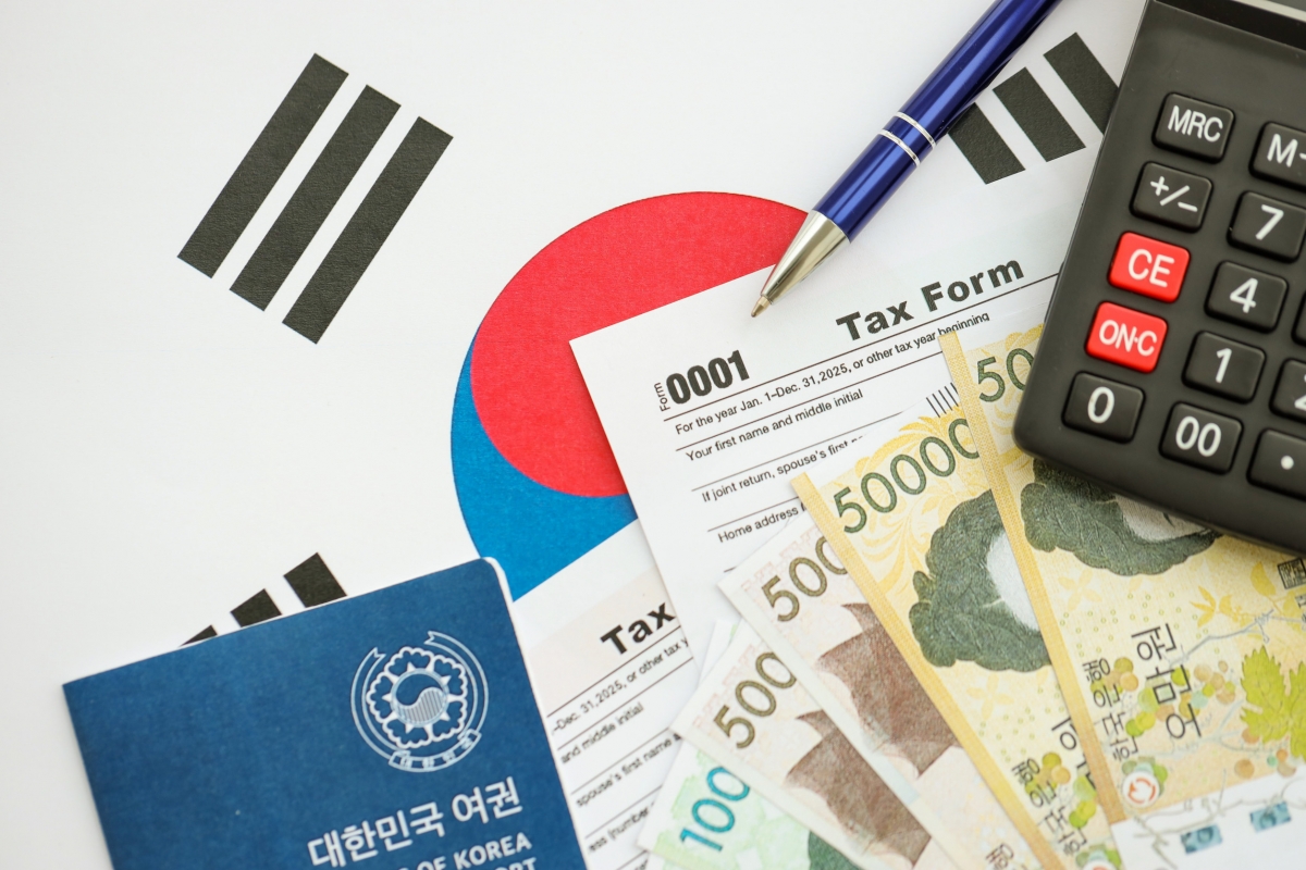 원화 지폐와 세금 신고 서류들. 123rf