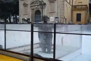 스케이트장에 무릎까지 파묻힌 파바로티…“추하고 무례” 분노