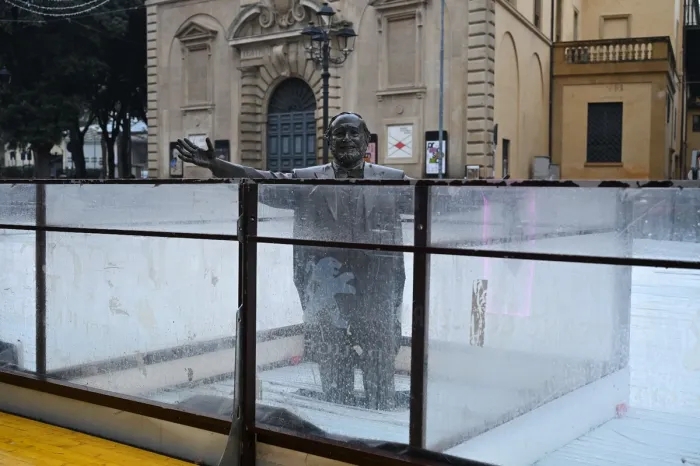 이탈리아 동부 페사로시 아이스링크에 갇힌 루치아노 파바로티 동상. 엑스