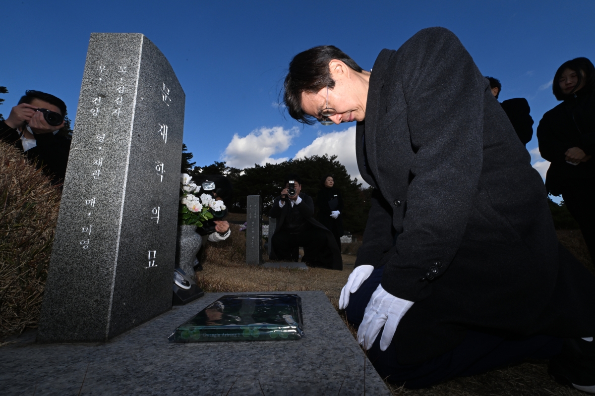 ‘소년이온다’ 주인공 문재학 열사 묘소 참배하는 조경태 의원