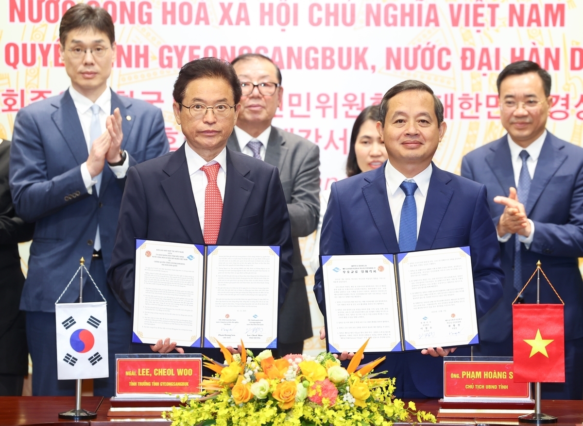 이철우(왼쪽) 경북도지사와 팜 황 썬 박닌성 성장이 경북도·박닌성 우호 교류 재약정을 체결한 뒤 기념 촬영하고 있다. 경북도 제공
