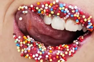 ‘이것’ 한 입이면 몇 초만에 세균 증식…1~2분이면 치아 표면 녹기 시작
