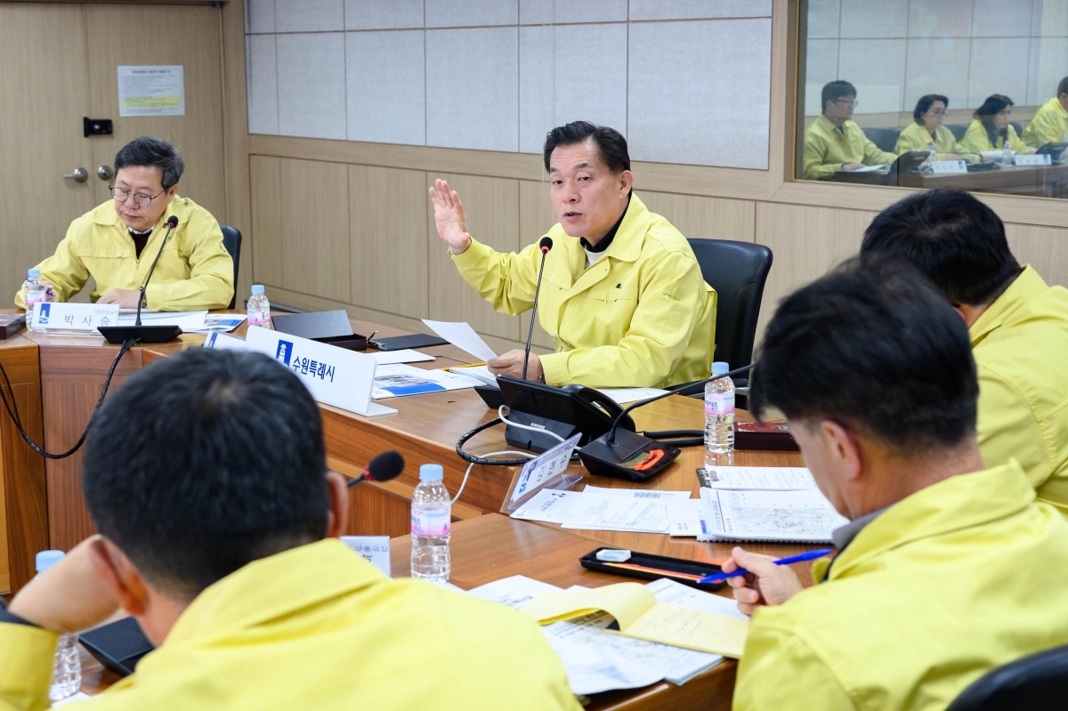 이재준 수원시장이 3일 ‘2025~2026년 겨울철 도로 제설 대책 상황보고회’를 주재하고 있다. (수원시 제공)