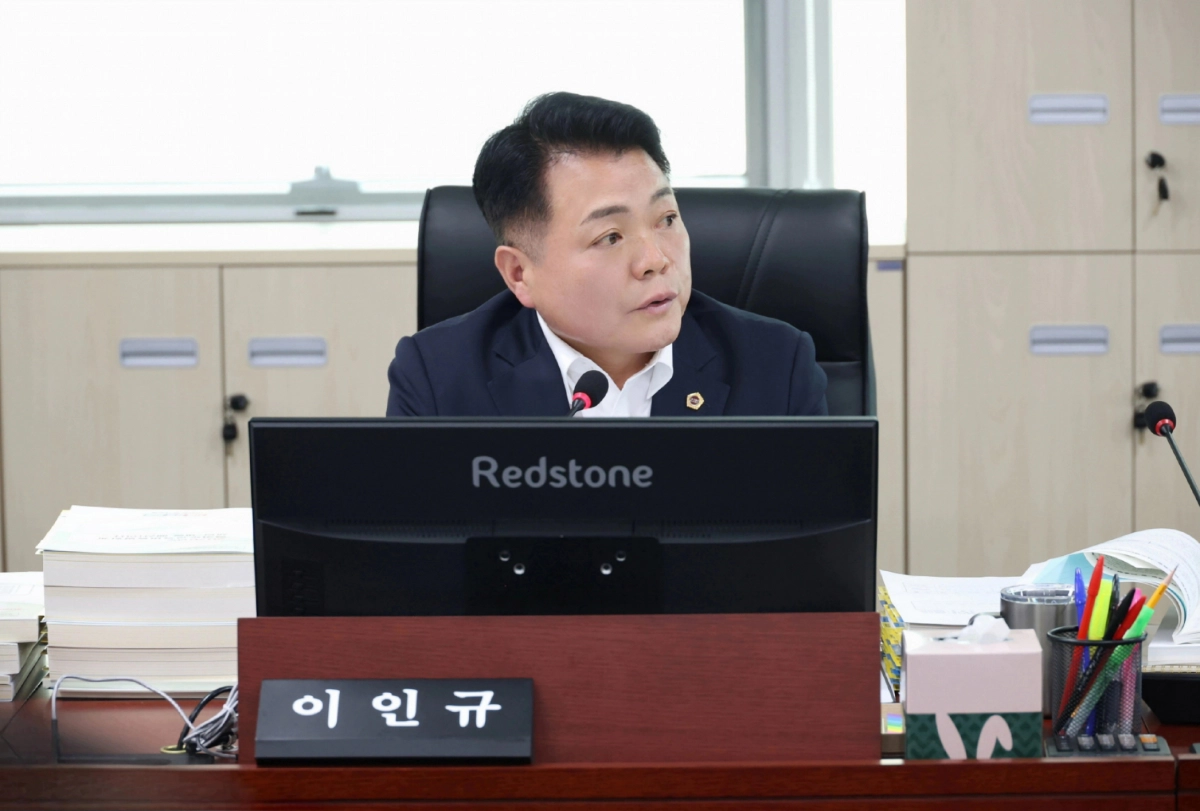 이인규 의원이 2일 경기도교육청 예산결산특별위원회에서 행정국과 지역교육국을 대상으로 질의하고 있다.(사진=경기도의회)