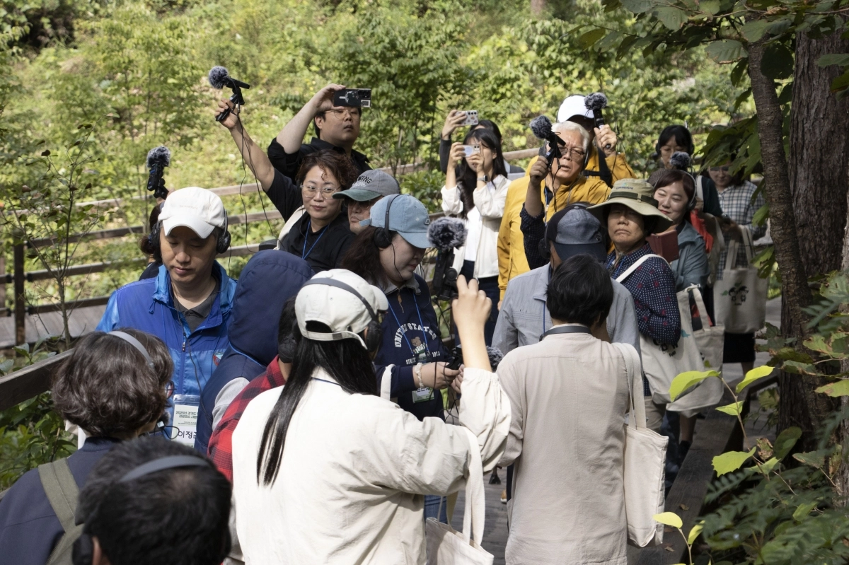 지난 9월 시각 장애인들이 국립양평치유의숲에서 ‘사운드 투어’를 하고 있다(경기관광공사 제공)
