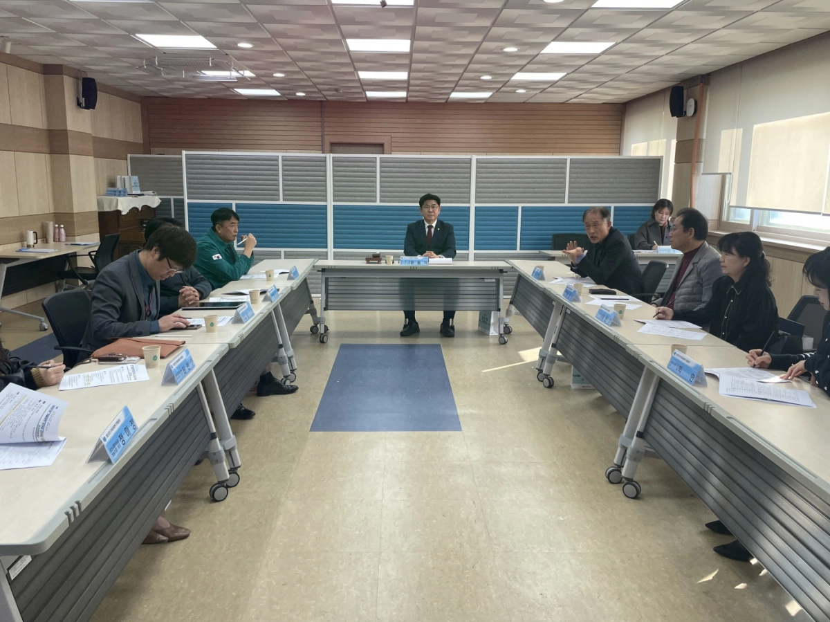 윤충식 의원이 ‘2025 제5회 포천 지역교육협력 지역협의회’를 주재하며 위원들과 공유학교 운영, 미래교육협력지구 정책 등 폭넓은 교육 정책 방향을 논의하고 있다(사진=경기도의회)