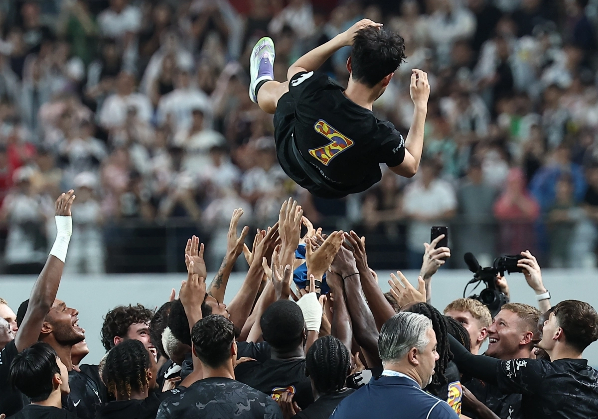 손흥민이 8월  3일 서울월드컵경기장에서 열린 2025 쿠팡플레이 시리즈 뉴캐슬 유나이티드와의 친선경를 마친 뒤 토트넘 동료들에게 작별의 헹가래를 받고 있다. 연합뉴스