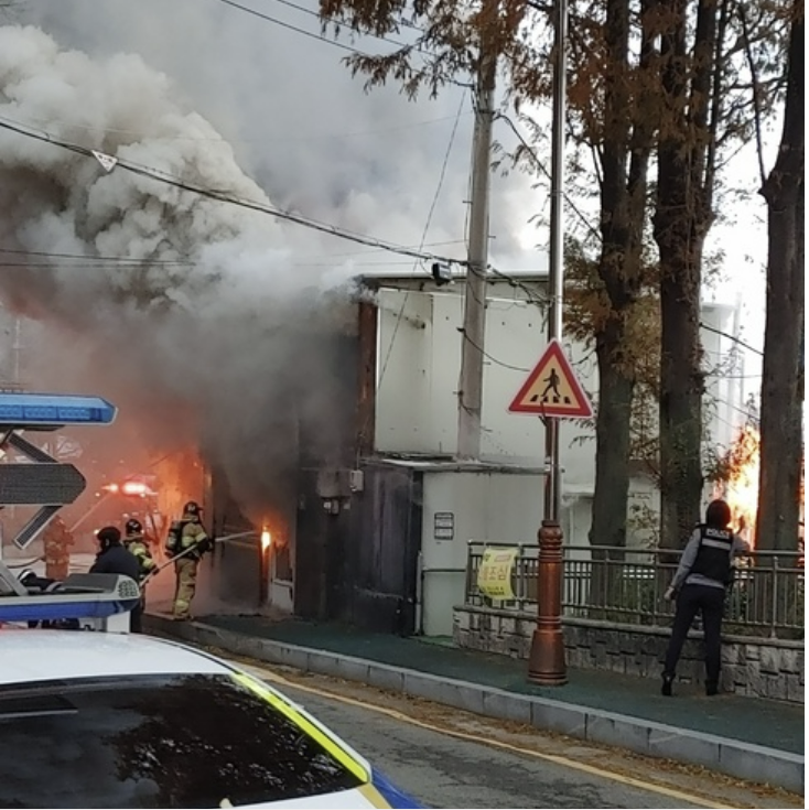 전남 목포시 죽교동 한 상가에서 4일 화재가 발생해 인근 상가로 번지고 있다. (전남소방본부 제공)