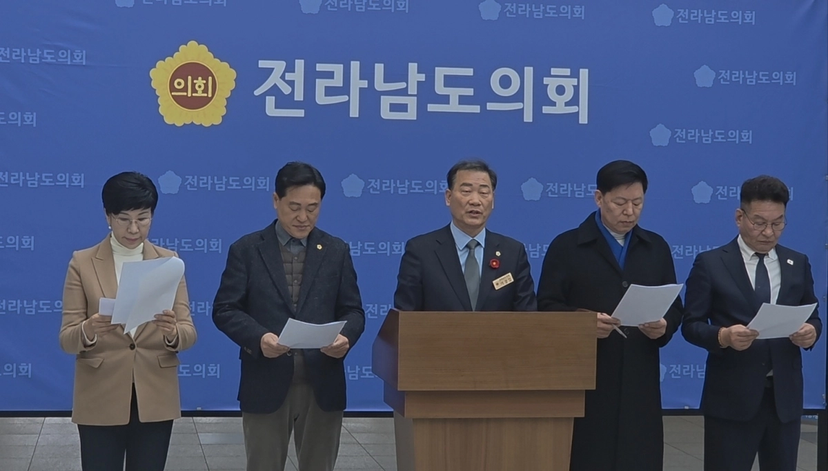 전남동부권 도의원들이 “동부권 소외를 중단하고, 2차 공공기관 이전 대상지에 즉각 포함하라”고 공동성명을 발표하고 있다.