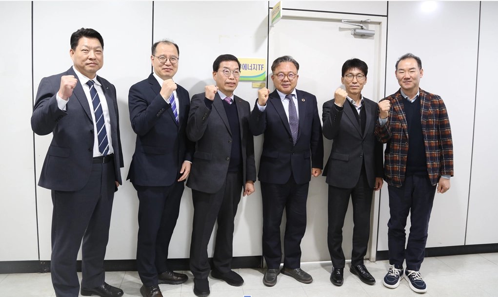 영산강유역환경청·광주광역시·전라남도 등 관계기관들이 3일 ‘탈탄소 녹색문명 전환’을 선도할 협의체(TF)를 출범하고 현판식을 열었다. (영산강유역환경청 제공)