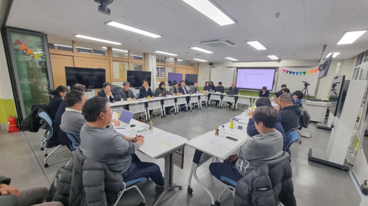 김도훈 의원이 수원북중학교에서 열린 ‘수원북중–수원북중SBC 업무협약 갈등 해소 정담회’에서 학교와 클럽, 학부모 등 관계자들의 의견을 청취하며 학생 선수 보호를 위한 재협약 방안을 논의하고 있다(사진=경기도의회)