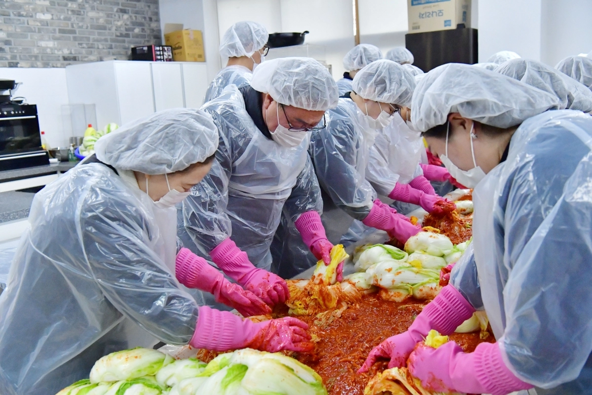 시석중 경기신용보증재단 이사장(왼쪽 앞에서 두 번째) 등 경기신보와 수원시자원봉사센터가 3일 ‘사랑의 김장 봉사’를 하고 있다. (경기신보 제공)