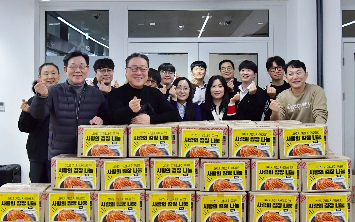 시석중 경기신용보증재단이 사랑의 김장 김치 70박스를 담가 수원 지역 19개 복지시설에 전달했다. (경기신보 제공)
