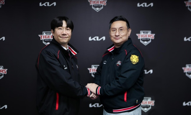 양현종(왼쪽)이 4일 KIA 타이거즈와 재계약한 뒤 심재학 단장과 악수하고 있다. KIA 제공