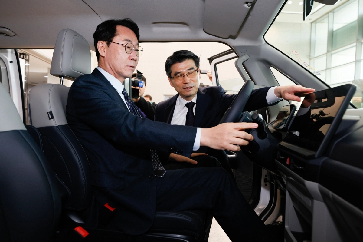 정명근 화성특례시장이 기아 PBV 기반 미래 모빌리티 생태계 조성을 위한 투자 및 업무협약식에서 차를 시승하고 있다. (화성시 제공)