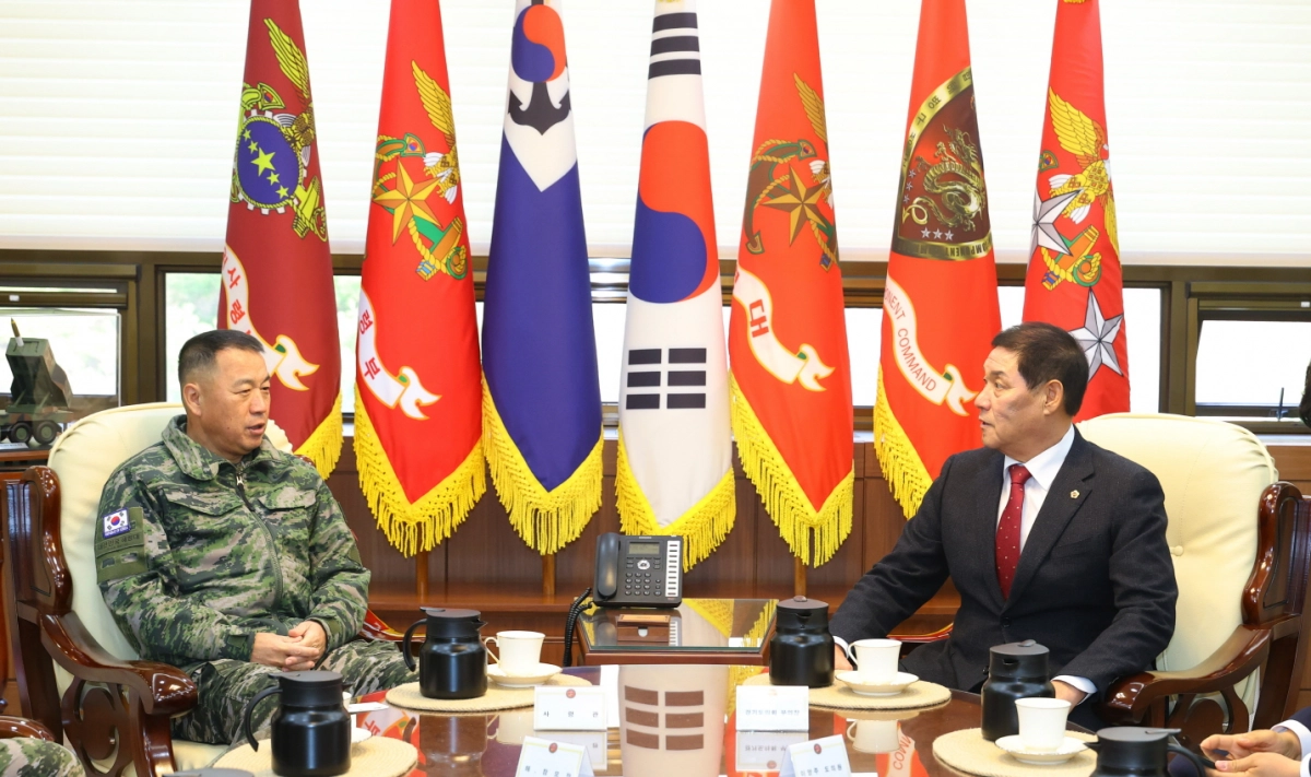 김규창 부의장이 해병대사령부를 방문해 주일석 해병대사령관과 면담하며 경기도와 해병대 간 정례적인 교류 방안을 논의하고 있다(사진=경기도의회)
