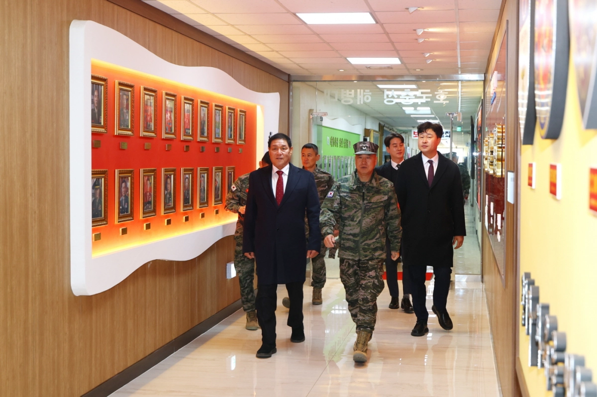 김규창 부의장을 비롯한 방문단이 해병대사령부 내 전시공간을 둘러보며 해병대의 역사와 활동을 살펴보고 있다(사진=경기도의회)