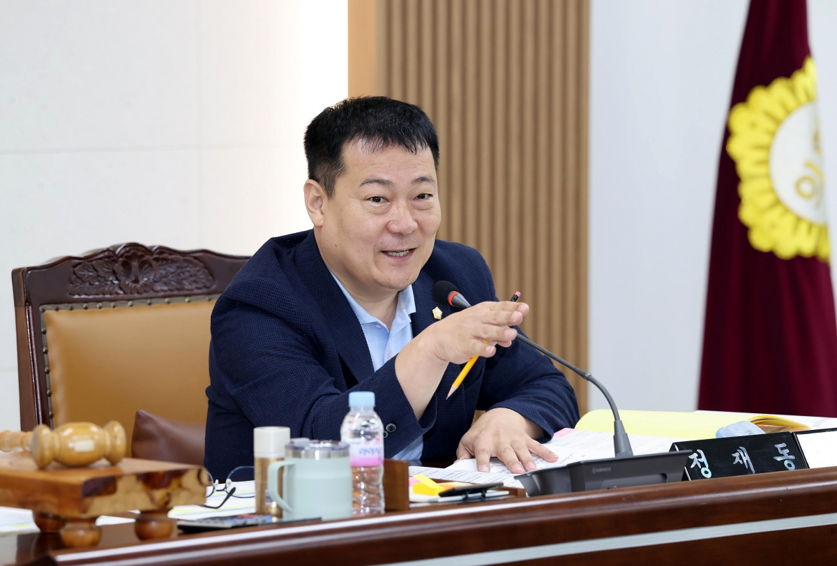 금천구의회 정재동 예결위원장이 의회 본회의장에서 “금천구 발달장애인의 사회활동을 위한 보험 가입 및 지원 조례가 발달장애인 안전망 마련, 지역사회 책임 나누는 계기 되길 바란다”고 발언하고 있다. 사진: 금천구의회 제공.