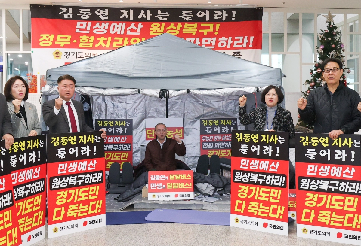 조희선 의원이 삭발 후 단식투쟁을 이어가고 있는 백현종 국민의힘 대표의원의 투쟁에 동참하며 민생예산 정상화를 촉구하고 있다.(사진=경기도의회)