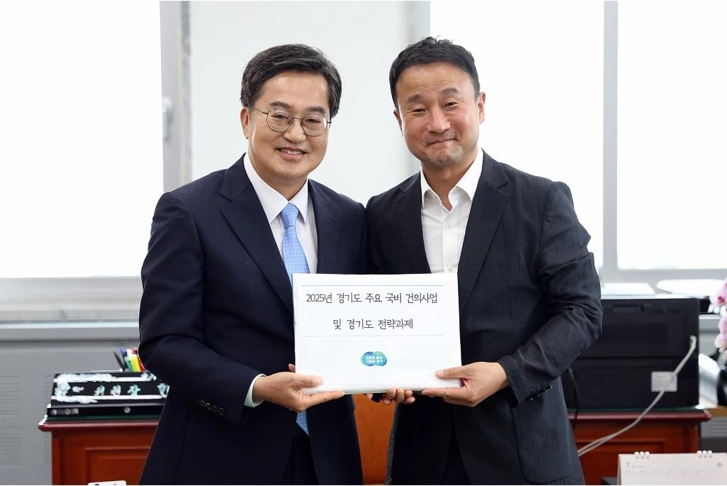 지난 7월 14일 김동연 경기도지사가 한병도 국회 예산결산위원장에게 2026년 경기도 주요 국비 요구사항을 전달하고 기념 촬영을 하고 있다. (경기도 제공)