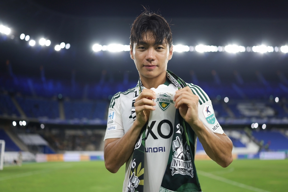 전북 현대 전진우가 8월 30일 울산문수축구경기장에서 열린 2025 K리그1 28라운드 울산 HD와의 원정 경기에서 2-0으로 승리한 뒤 세레머니하고 있다. K리그 제공