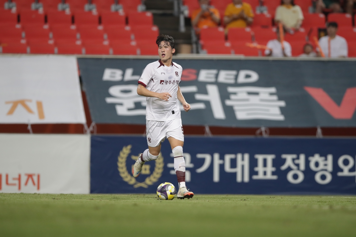 광주FC 변준수가 8월 30일 제주월드컵경기장에서 열린 2025 K리그1 28라운드 제주 SK와의 원정 경기에서 드리블하고 있다. K리그 제공