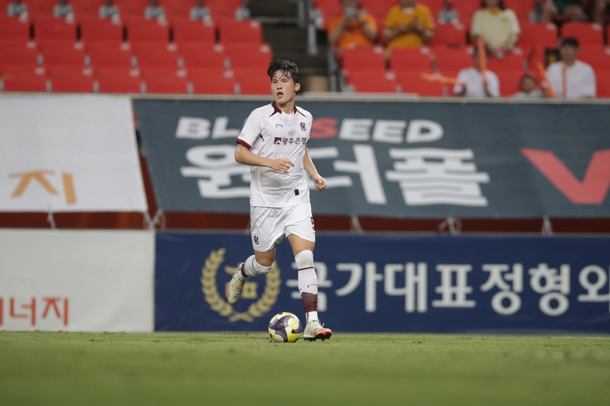 광주FC 변준수가 8월 30일 제주월드컵경기장에서 열린 2025 K리그1 28라운드 제주 SK와의 원정 경기에서 드리블하고 있다. K리그 제공