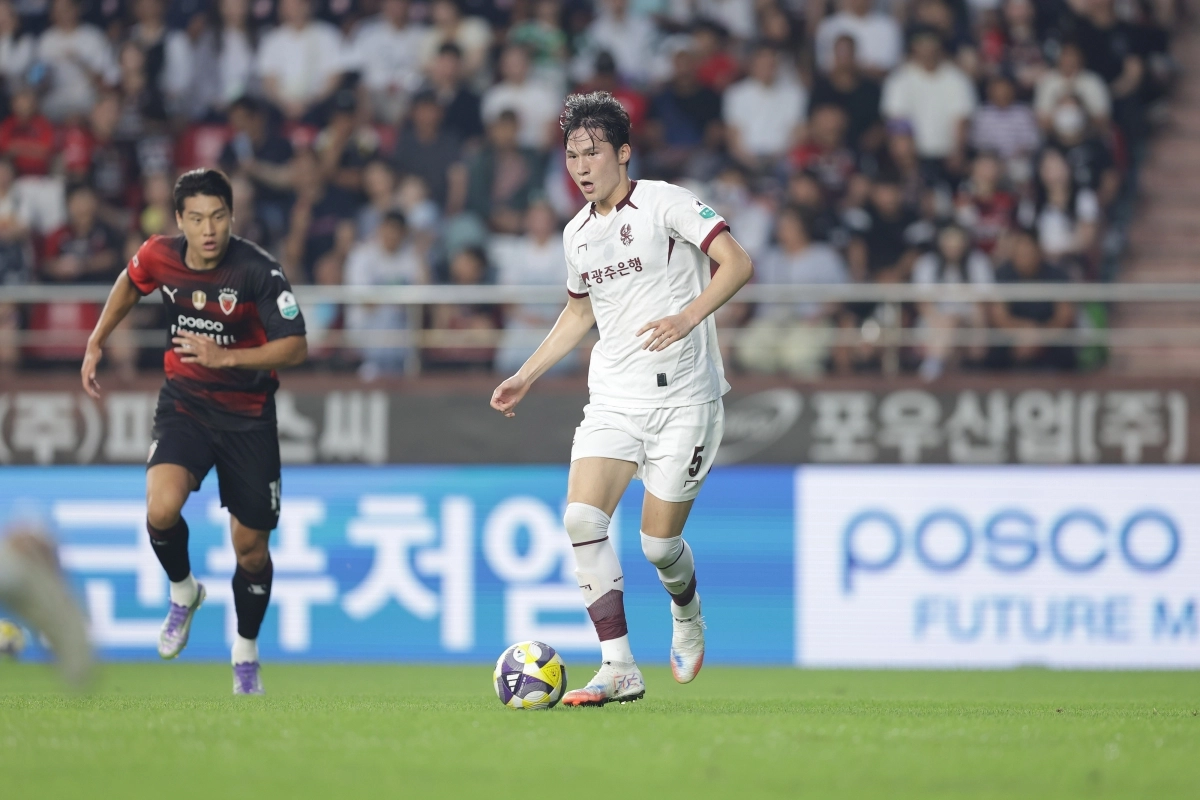 광주FC 변준수가 8월 10일 포항스틸야드에서 열리 2025 K리그1 25라운드 포항 스틸러스와의 원정경기에서 패스하고 있다. K리그 제공