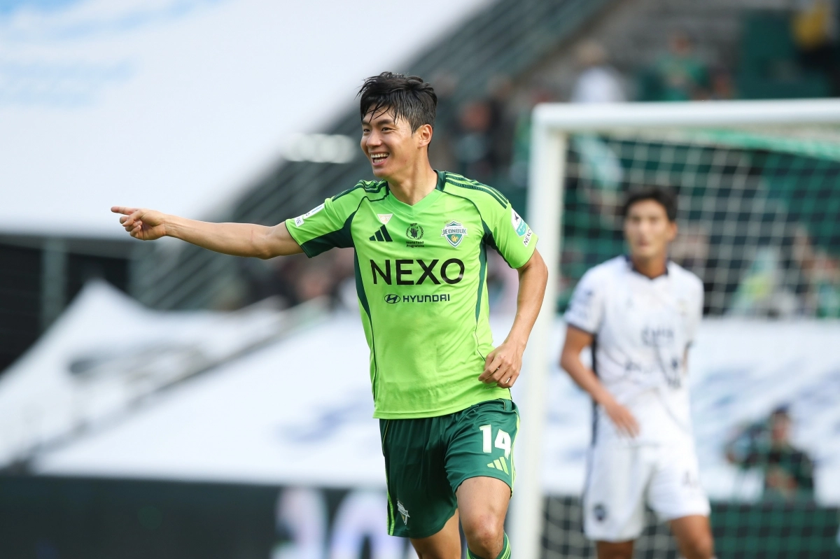 전북 현대 전진우가 10월 25일 전주월드컵경기장에서 열린 2025 K리그1 34라운드 김천 상무와의 홈 경기에서 득점한 뒤 기뻐하고 있다. K리그 제공