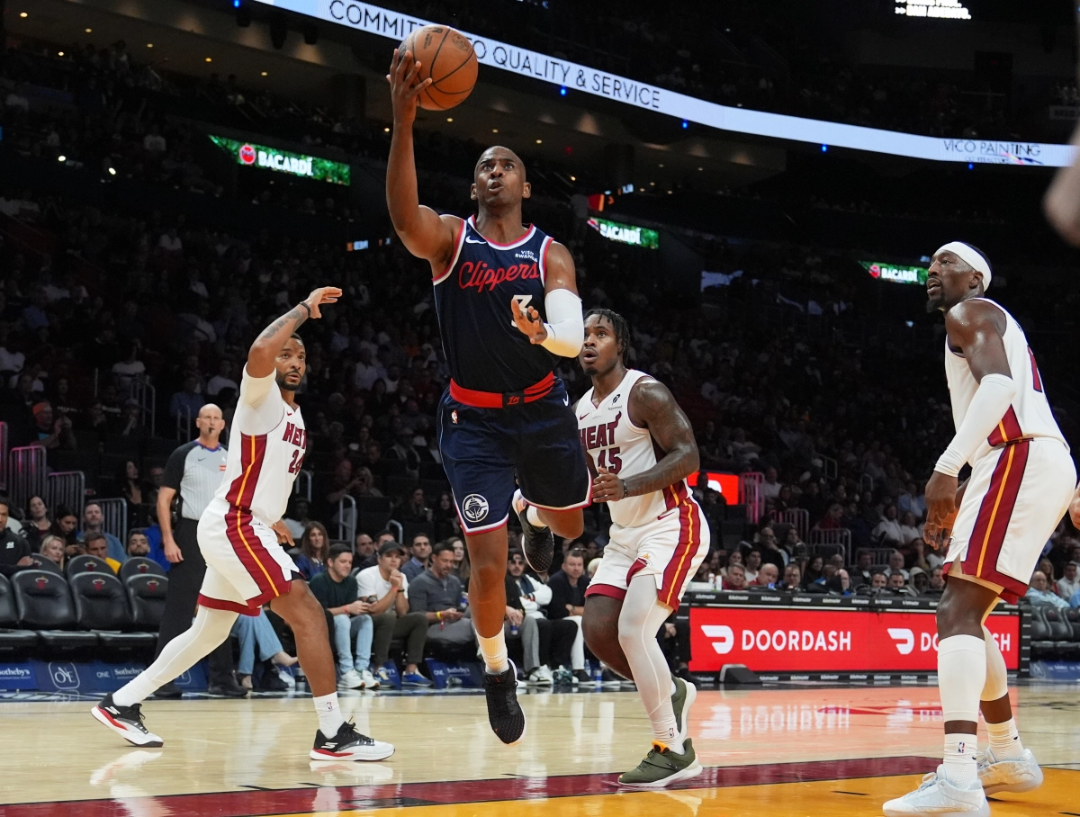 로스앤젤레스 클리퍼스 크리스 폴이 2일(한국시간) 미국 플로리다주 마이애미 카세야 센터에서 열린 2025~26 미국프로농구(NBA) 정규시즌 마이애미 히트와의 원정 경기에서 레이업하고 있다. AP 연합뉴스