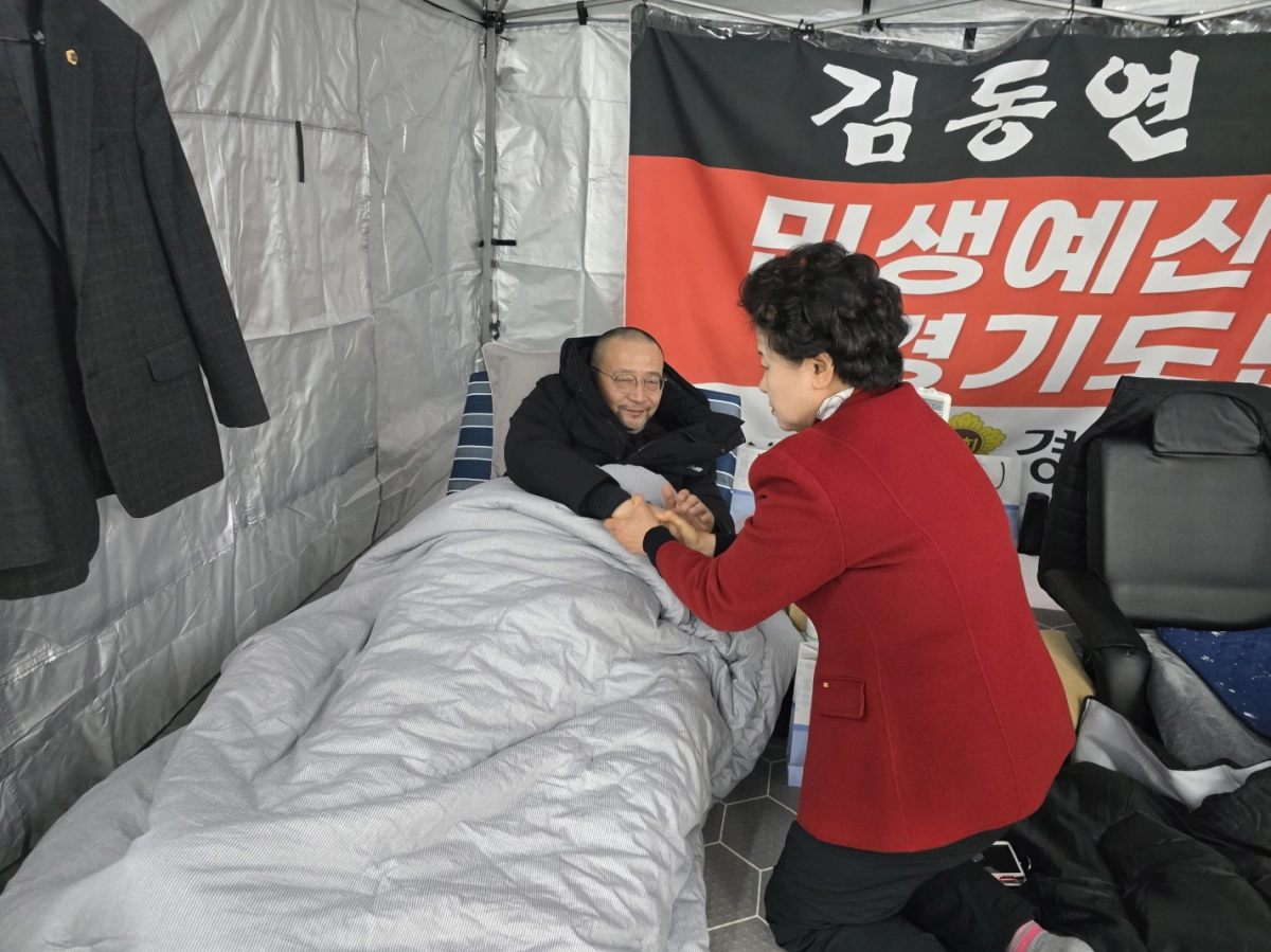 남경순 의원이 농성장 천막에서 단식 10일째를 맞은 백현종 국민의힘 대표의원을 찾아 건강 상태를 살피며 대화를 나누고 있다(사진=경기도의회)