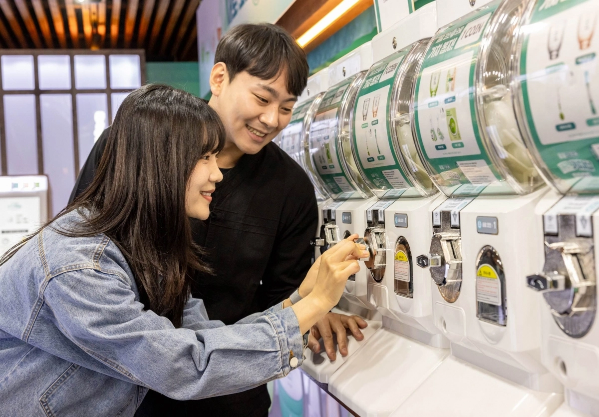 ‘새로 가챠(Gacha·랜덤 뽑기)샵’ 팝업스토어에서 방문객들이 ‘새로’ 굿즈 뽑기를 체험하고 있다. 롯데칠성음료 제공