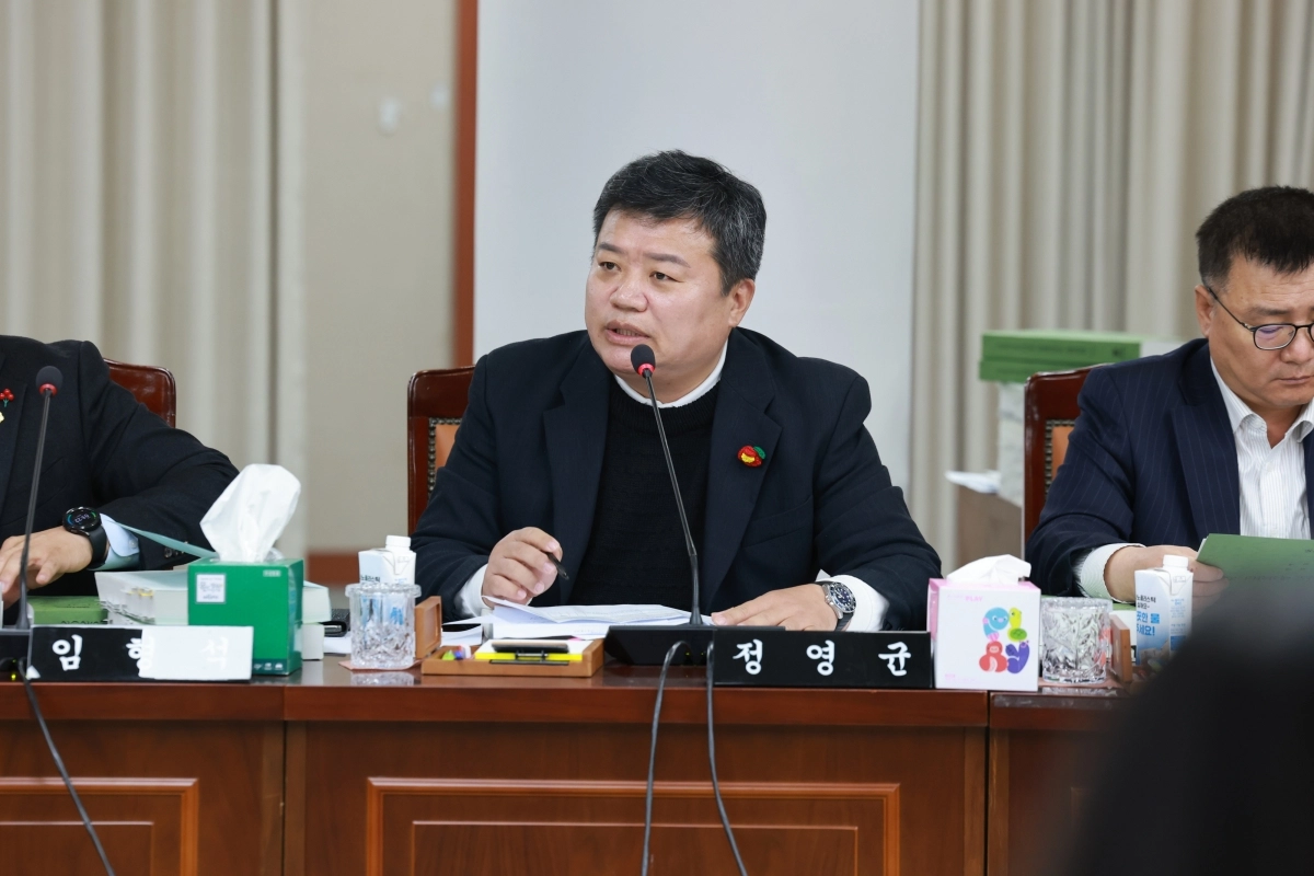 정영균 도의원이 예산안 심사 중 질문 하고 있다.