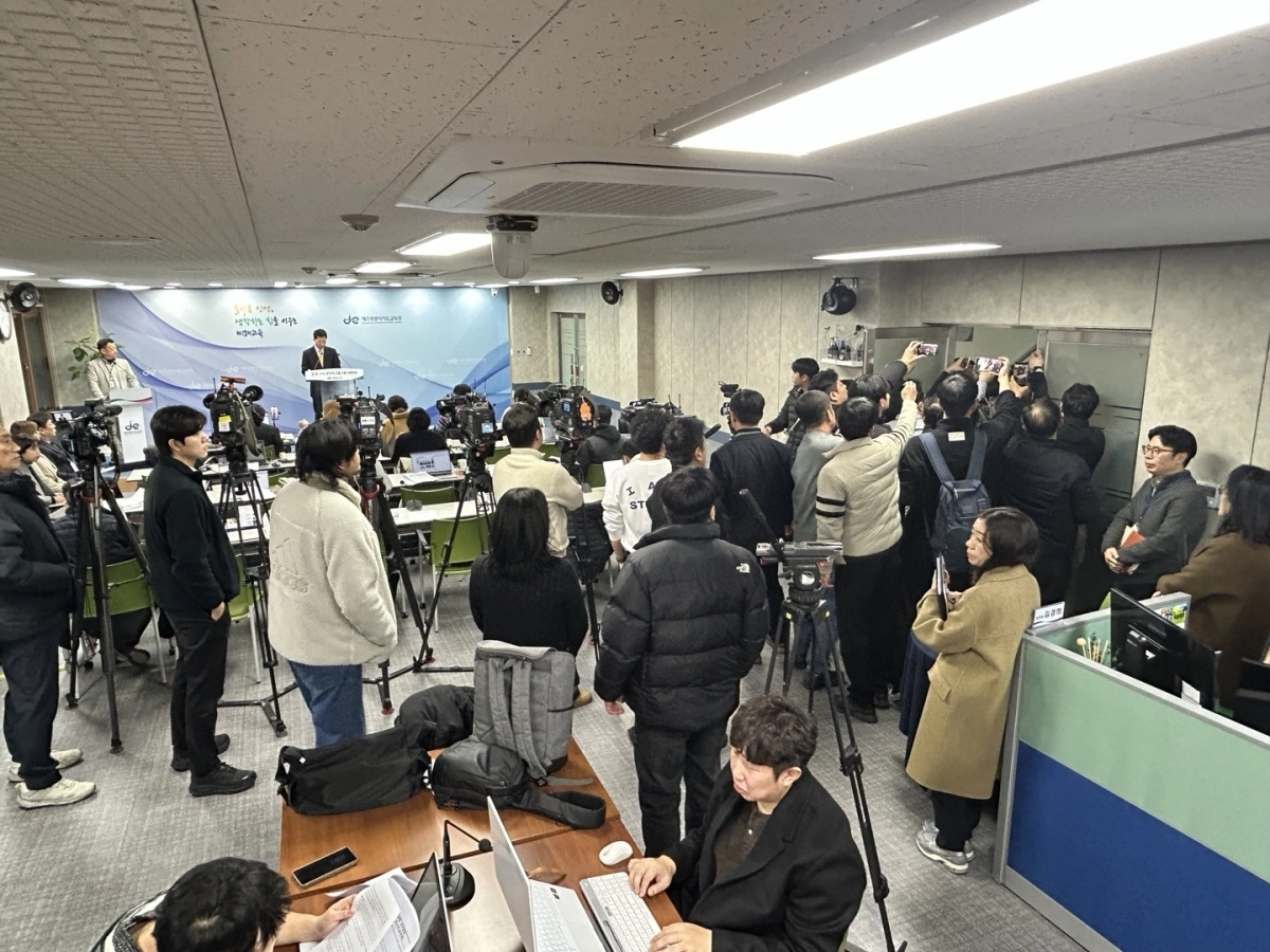 제주도교육청 진상조사반이 4일 도교육청 기자실에서 제주 모 중학교 교사 사망사건과 관련 브리핑하는 도중에 밖에선 전교조측이 ‘진상조사· 순직인정’ 피켓시위가 벌어져 관심이 쏠리기도 했다. 제주 강동삼 기자