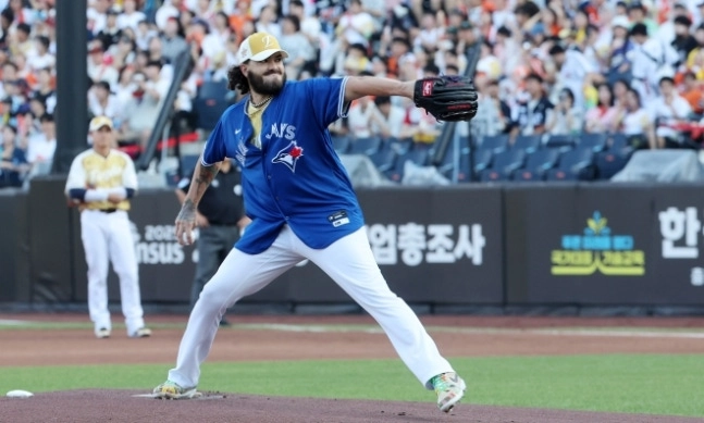 12일 대전 한화생명 볼파크에서 열린 2025 신한 SOL뱅크 KBO 올스타전. 나눔 선발 폰세가 메이저리그 시절 류현진 유니폼을 입고 있다. 2025.7.12 대전 연합뉴스