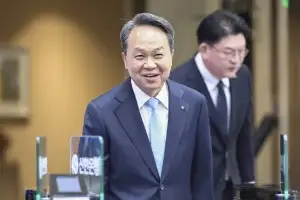 “40년 전 창업 초심 찾을 것”…진옥동, 신한금융 3년 더 이끈다